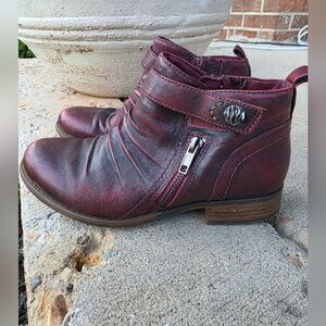 Earth Brook Garnet Red Leather Ankle Boots Bootie Sz 6 Distressed Low Heel